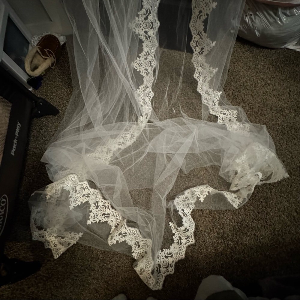 Elegant White Lace Veil